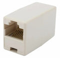 RJ45 į RJ45 Ethernet tinklo kabelio jungiklis adapteris, skirtas kabelių sujungimui ir tinklo plėtrai, matosi iš arti.