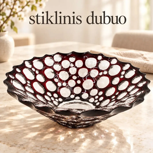 Dekoratyvinis stiklinis dubuo su rubino burbulais, elegantiška ir spalvinga interjero dekoracija.