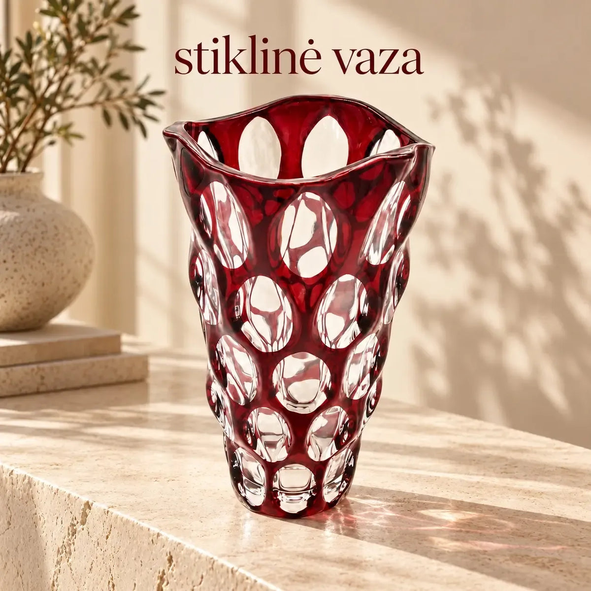 Dekoratyvinė stiklinė vaza „Rubino mozaika“ su spalvinga mozaikos rašto dekoracija, skirta interjero puošimui.
