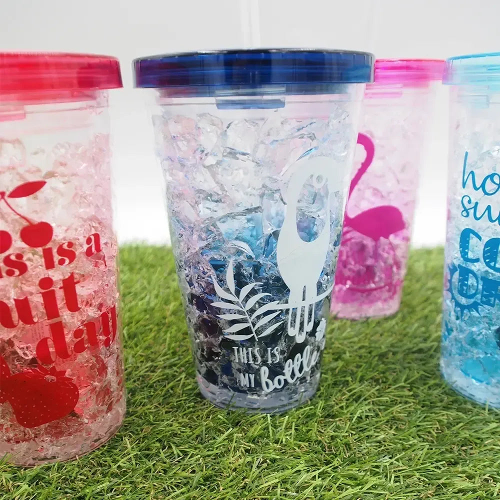 Žydras šaldantis puodelis su šiaudeliu, 400 ml, skaidrus plastikas, idealiai gaiviems gėrimams ir vasaros dienoms.