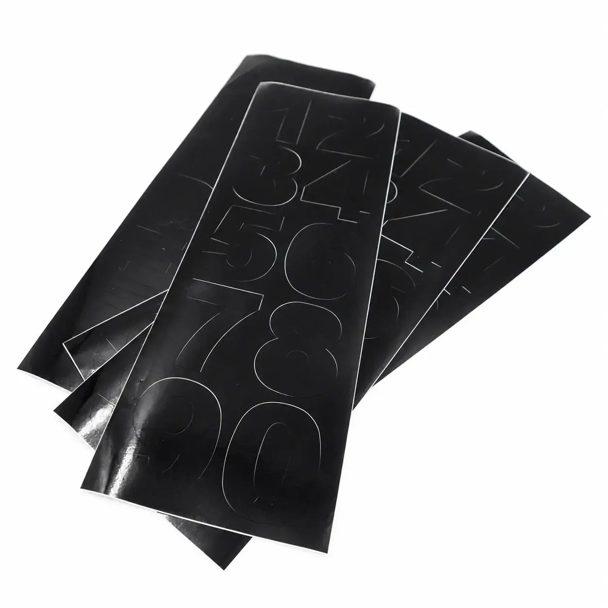 Saulės šviestuvas su namo numeriu, baltas su juodu rašalu, apšviečia įėjimą ir rodo namo numerį lauko sode.