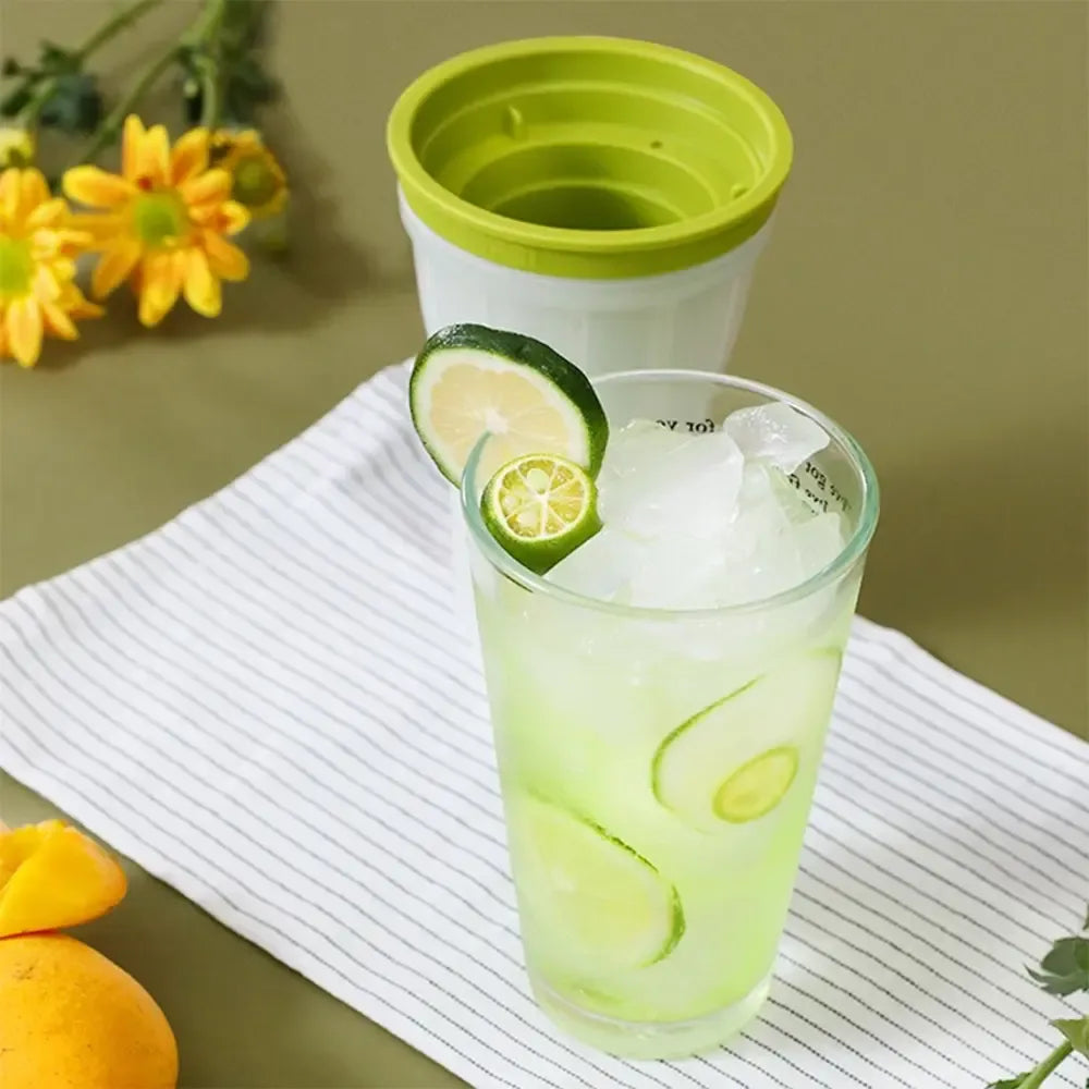 Šerbeto gaminimo puodelis Slushy, 150 ml, plastikinis su rankena, mėlynas, užpildytas šerbeto gėrimu ir ledo gabalėliais.