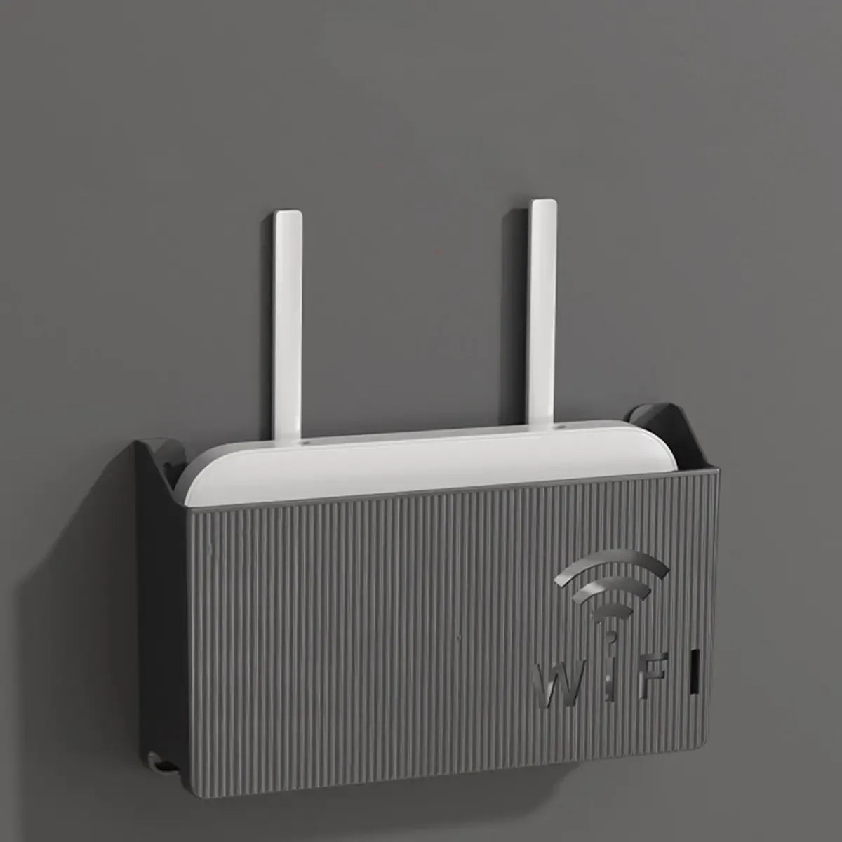 Juoda sieninė lentyna Wi-Fi maršrutizatoriui su vieta maršrutizatoriaus laikymui ir tvirtinimui prie sienos.