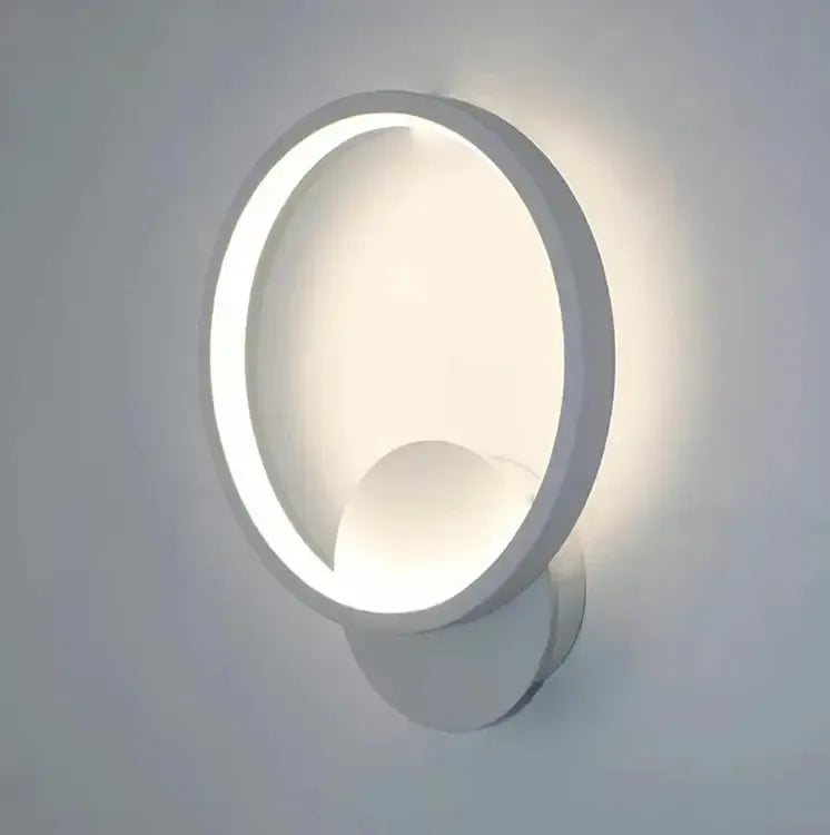 Baltas sieninis LED šviestuvas, 12 W, 1260 lm, modernus ir elegantiškas apšvietimo sprendimas namams ar biurui.