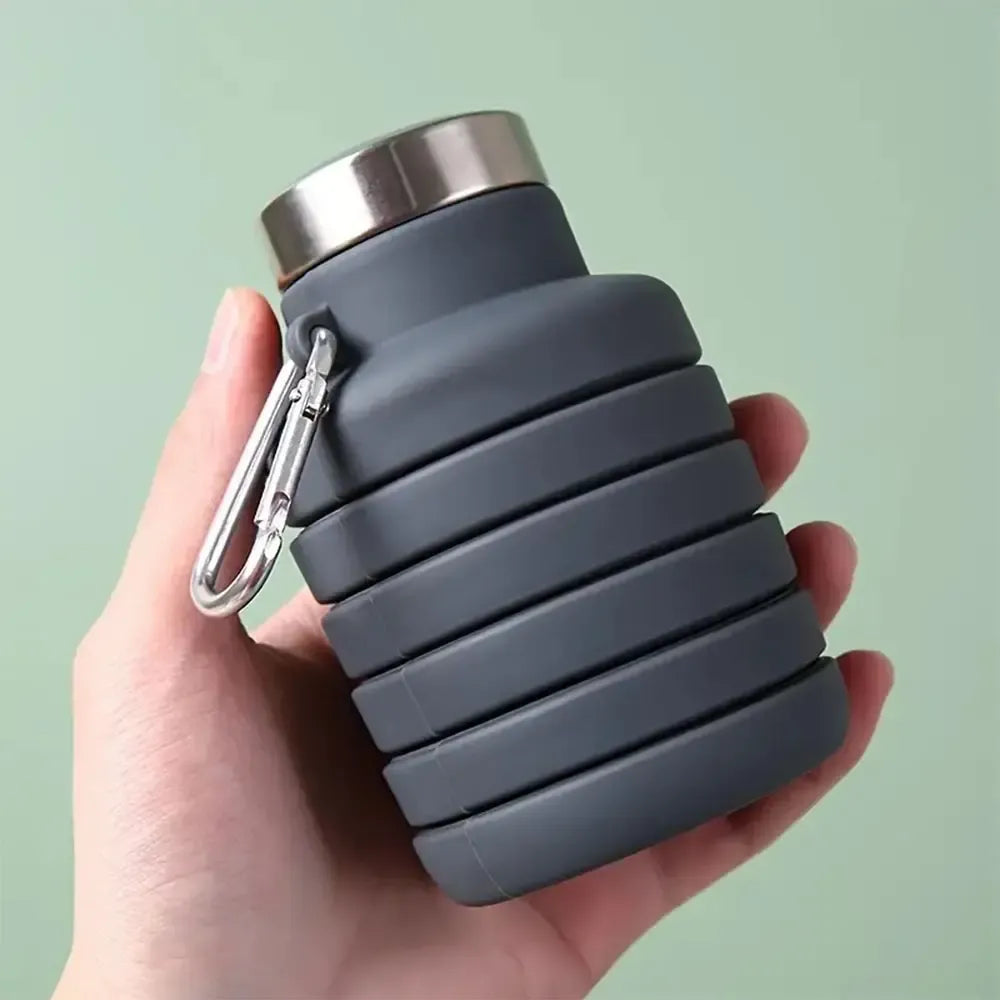 Sulankstoma silikoninė gertuvė 550 ml, mėlynos spalvos, lanksti ir patogi naudoti, skirta gėrimams nešti.