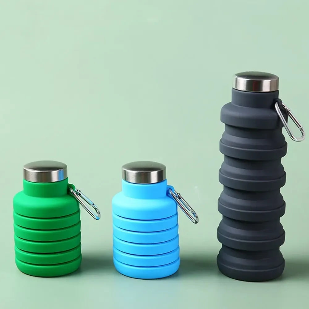 Silikoninė sulankstoma gertuvė 550 ml, pilka, su ištraukiamu dangteliu ir patogiu lankstymo dizainu.