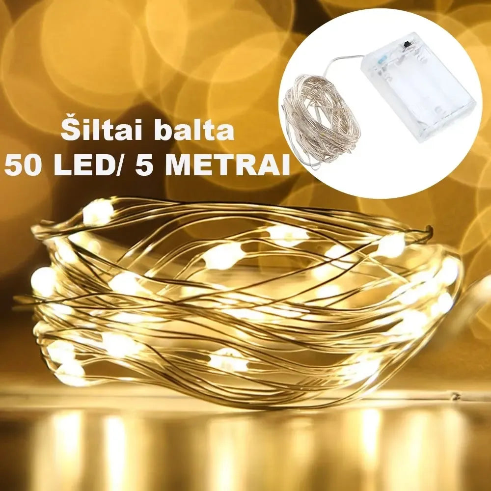Šiltai balta LED girlianda su 50 LED, 5 m ilgio, maitinama AA baterijomis, šviečia šiltu apšvietimu.