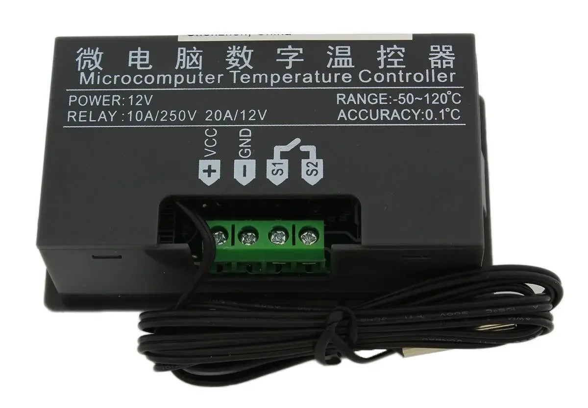Skaitmeninis temperatūros reguliatorius su LCD ekranu, matomi mygtukai ir ekranas, skirtas temperatūros valdymui.