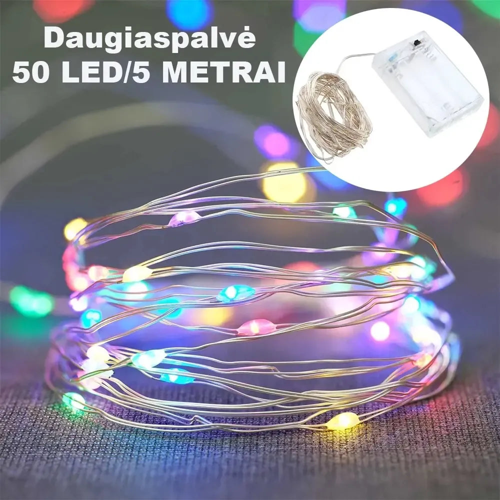 Spalvota LED girlianda su 50 LED, 5 m ilgio, maitinama AA baterijomis, šviesiai švytinti dekoratyvinė apšvietimo priemonė.