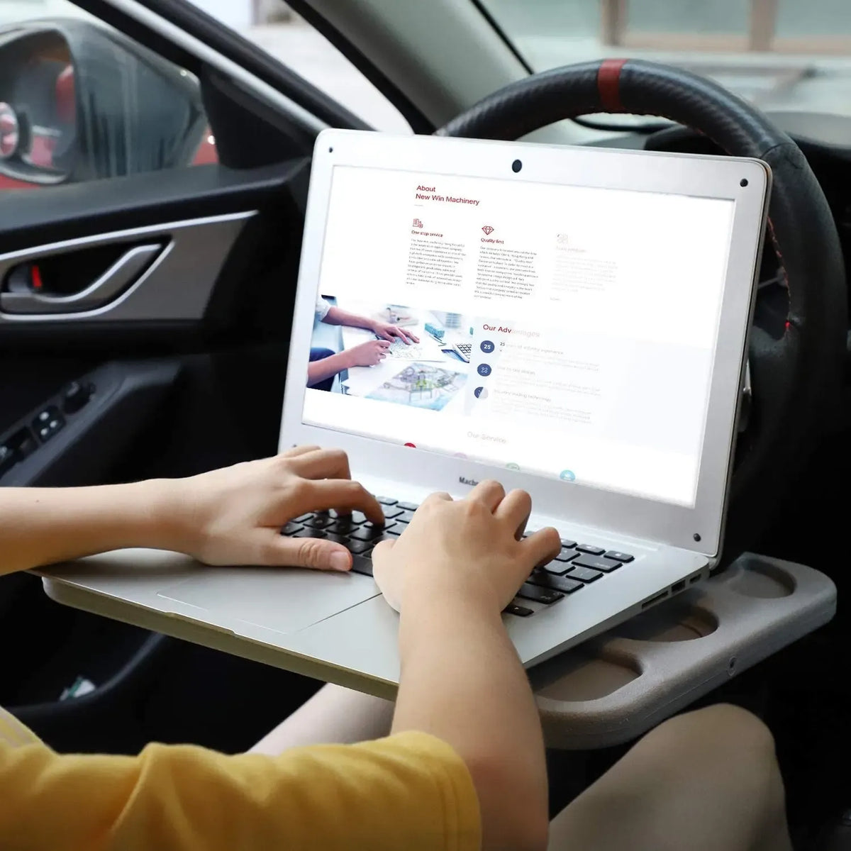 Daugiafunkcis automobilių staliukas, patogus naudojimui kelionėse, su laikikliais ir erdvėmis daiktams.