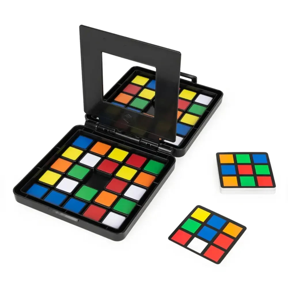 Stalo žaidimas Rubik's Race su spalvotais kilimėliais ir kortelėmis, skirtas lenktynių žaidimui su šeima ar draugais.