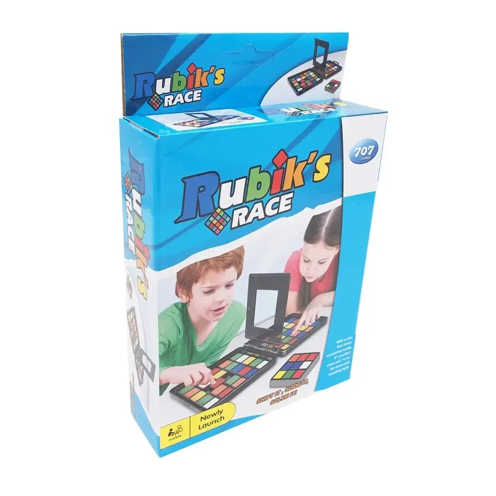 Šeimos stalo žaidimas Rubik's Race su spalvingais elementais ir žaidimo lenta ant medinės stalo.