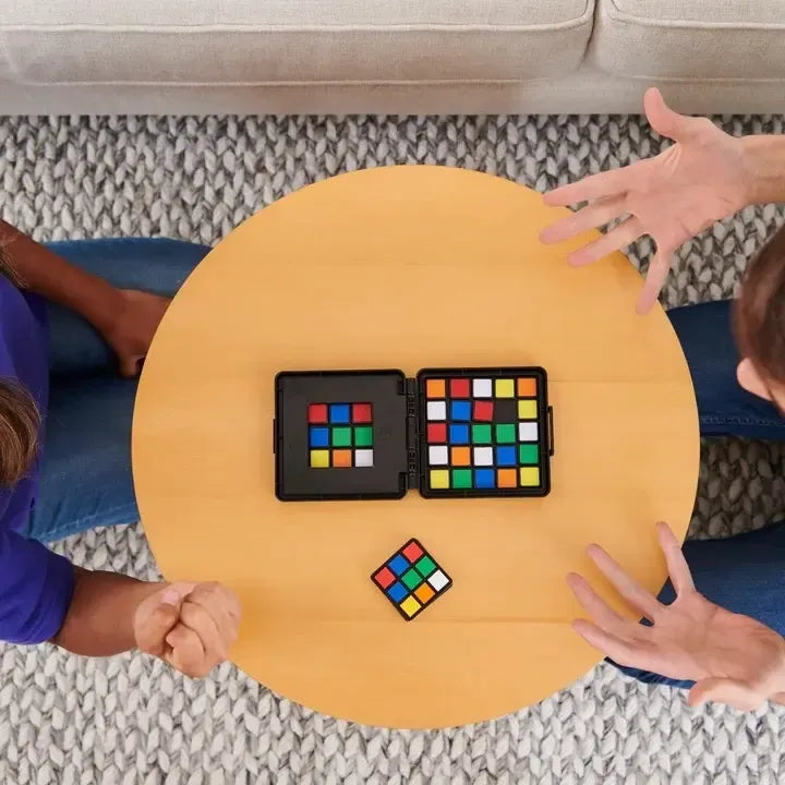 Stalo žaidimas Rubik's Race su spalvingomis kortelėmis ir žaidimo lenta, skirta šeimos ir draugų žaidimams.