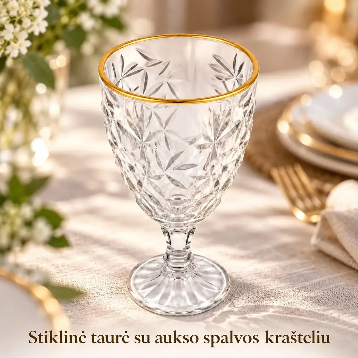 Stiklinė taurė TR1849 su auksu spindinčiais krašteliais ir 280 ml talpa, skirta gėrimams.