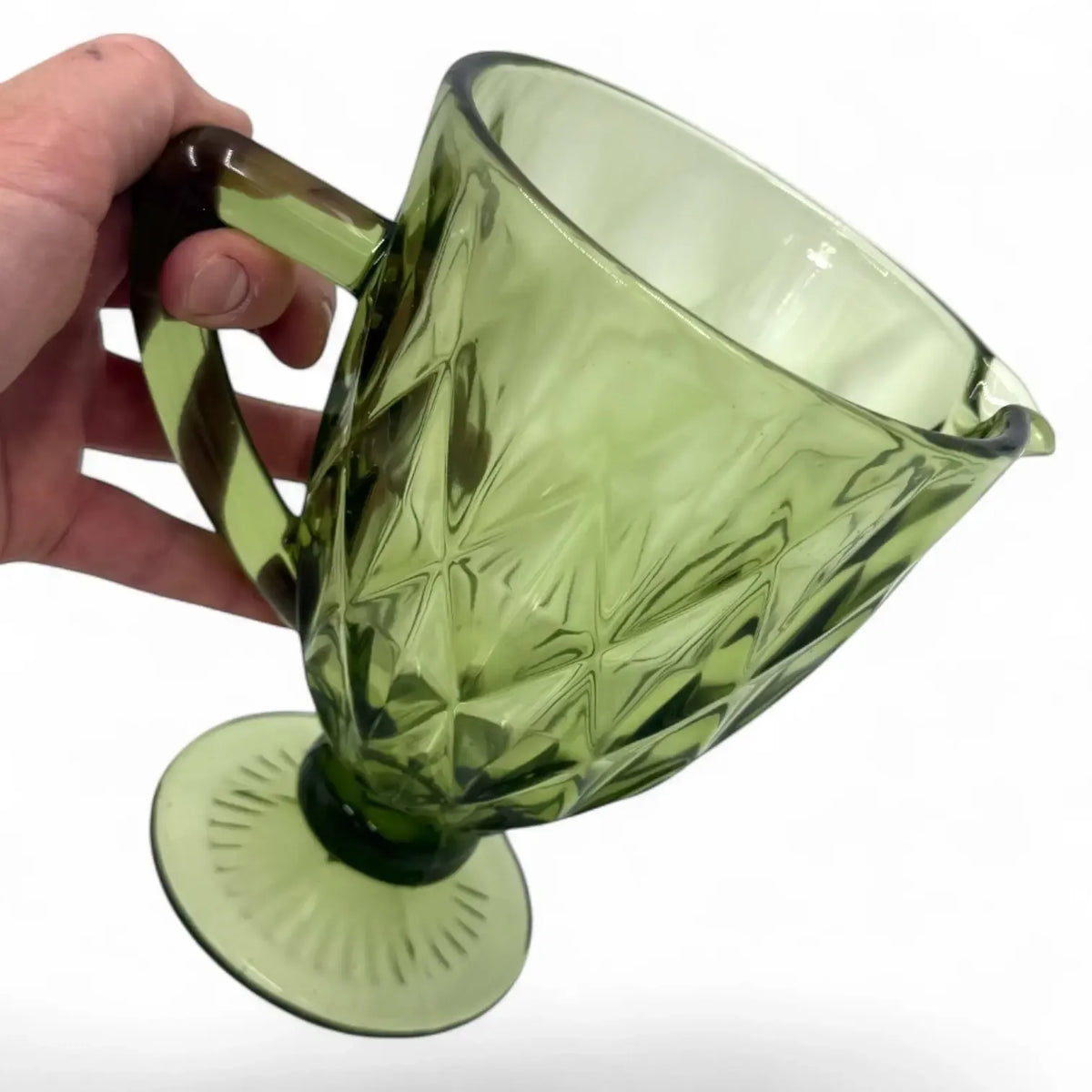 Žalias stiklinis ąsotis „Green“ 1 l, aiškus ir elegantiškas, su rankenom ir dangčiu, skirtas gėrimams.