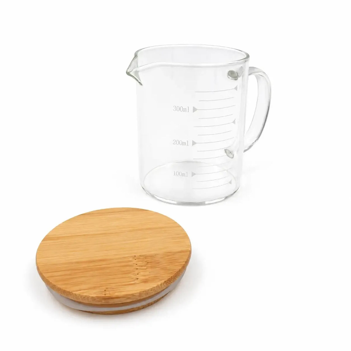 Stiklinis puodelis su bambukiniu dangteliu ir matavimo skale, 250 ml, aiškiame stikle, naudojamas gėrimams ir matavimui.