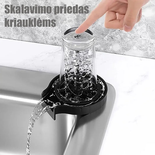 Automatinis stiklo ir puodelių skalavimo priedas kriauklei, matomos plastikinės detalės ir švarūs stiklo ir puodelių paviršiai