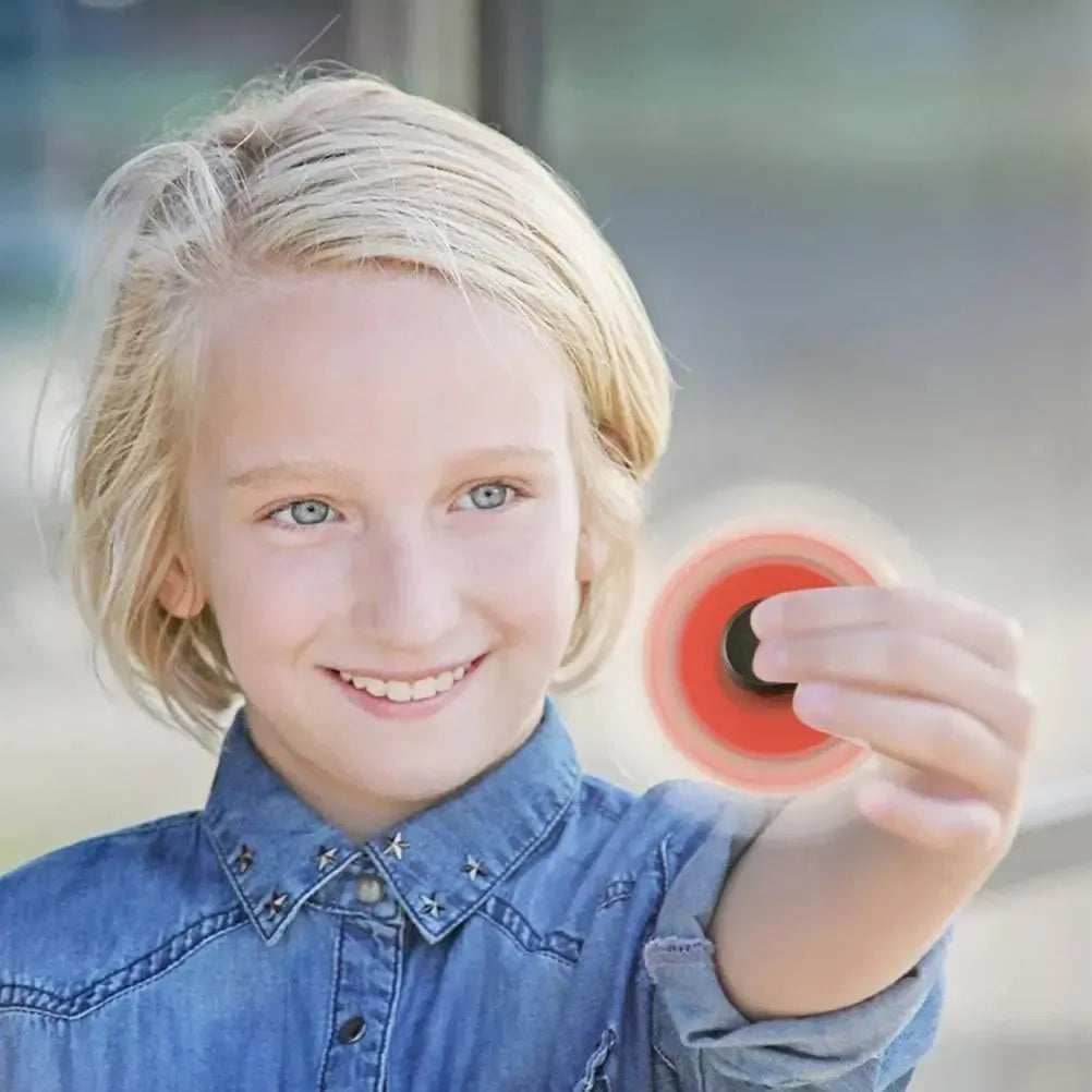 3D suktukas FIDGET SPINNER, skirtas streso mažinimui, su moderniu dizainu ir spalvinga išvaizda, skirtas rankoms suktis.