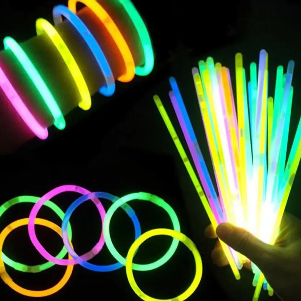 Šviečiančios neoninės apyrankės, 50 vnt., ryškios spalvos ir šviečia tamsoje, vaikų ir suaugusiųjų renginiams.