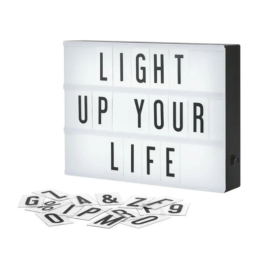 Šviečianti LED lenta su spalvotomis raidėmis, matmenys 30 × 22 cm, ryškiai apšviesta, puikiai tinka dekoracijoms ir pramogoms.