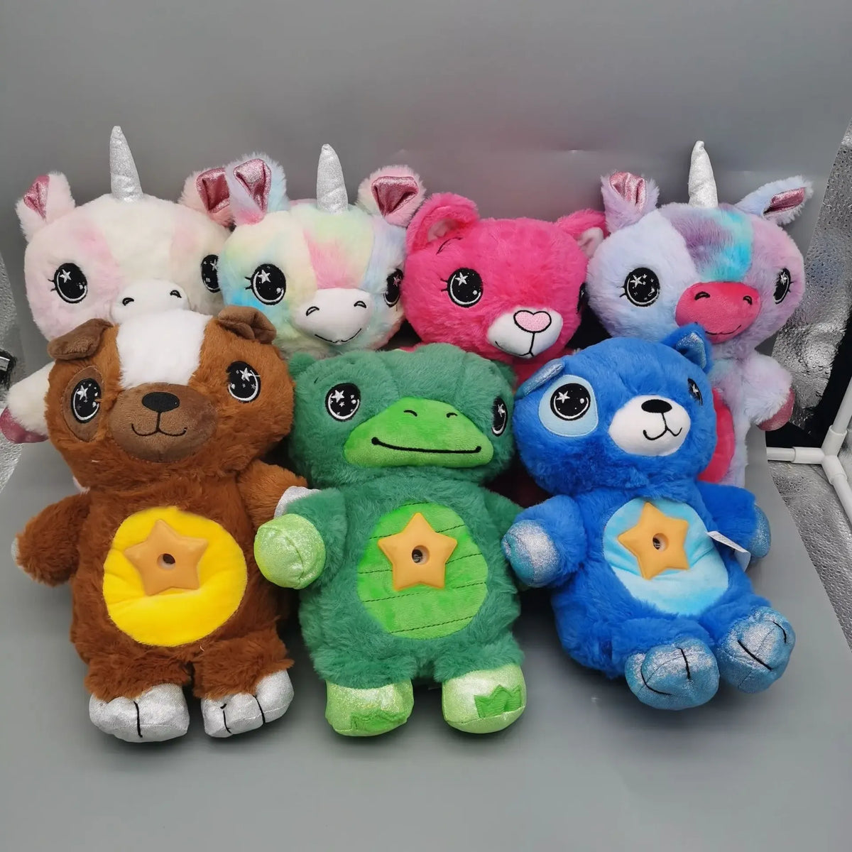 Šviečiantis pliušinis projektorius Star Belly Baby, minkštas žaislas su švytinčiais elementais ir įdomiais piešiniais.