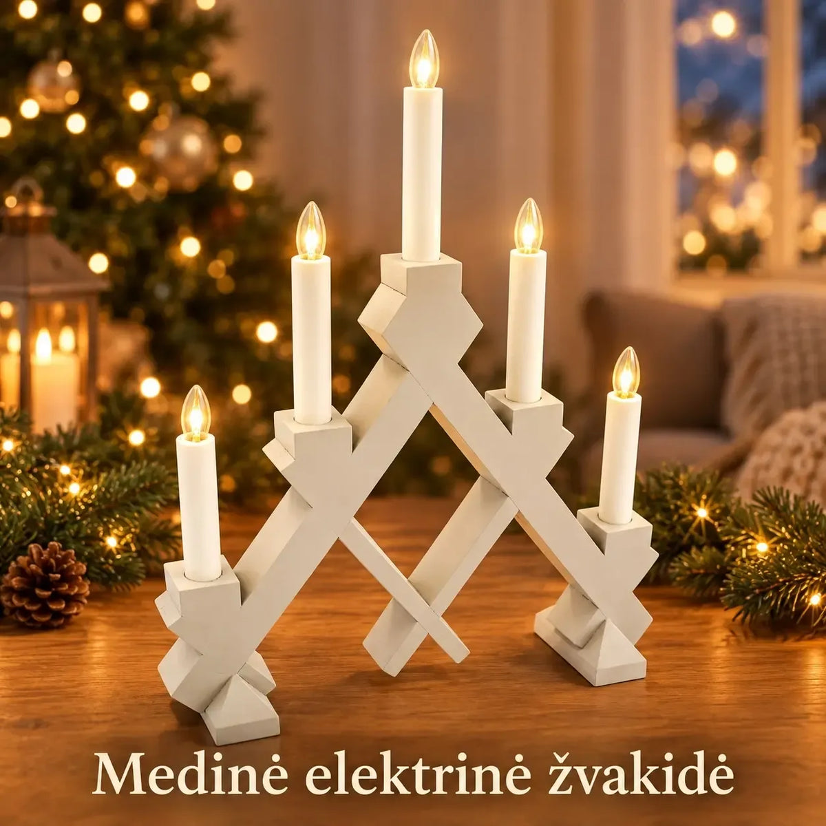Šviesiai pilka medinė elektrinė žvakidė su penkiomis žvakėmis, matmenys 40 × 30 cm, dekoratyvi ir šiuolaikiška.