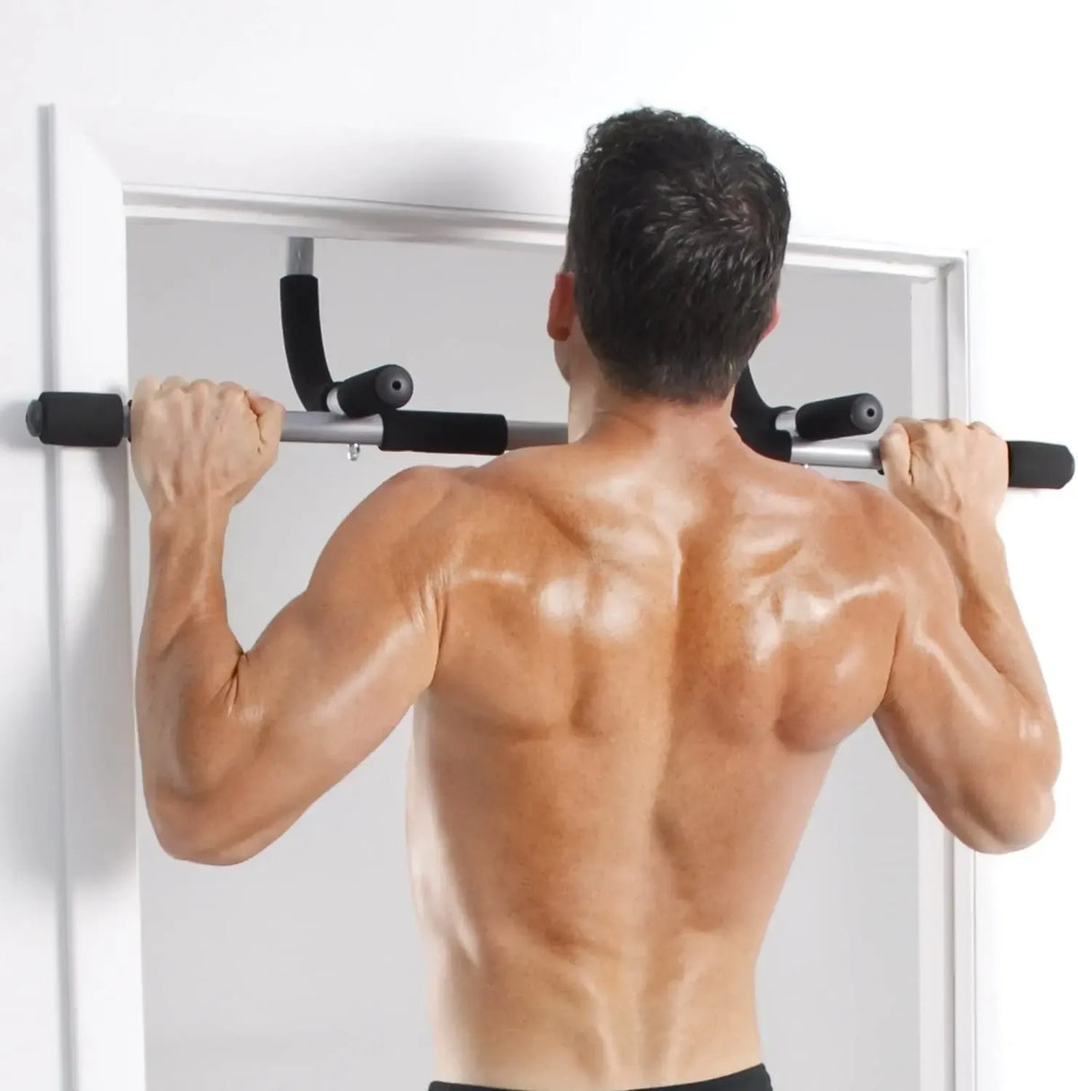 Daugiafunkcis IRON GYM treniruoklis namų treniruotėms, su skersiniu ir įvairiomis priedais, tinkamas jėgos ir raumenų stiprinimui.