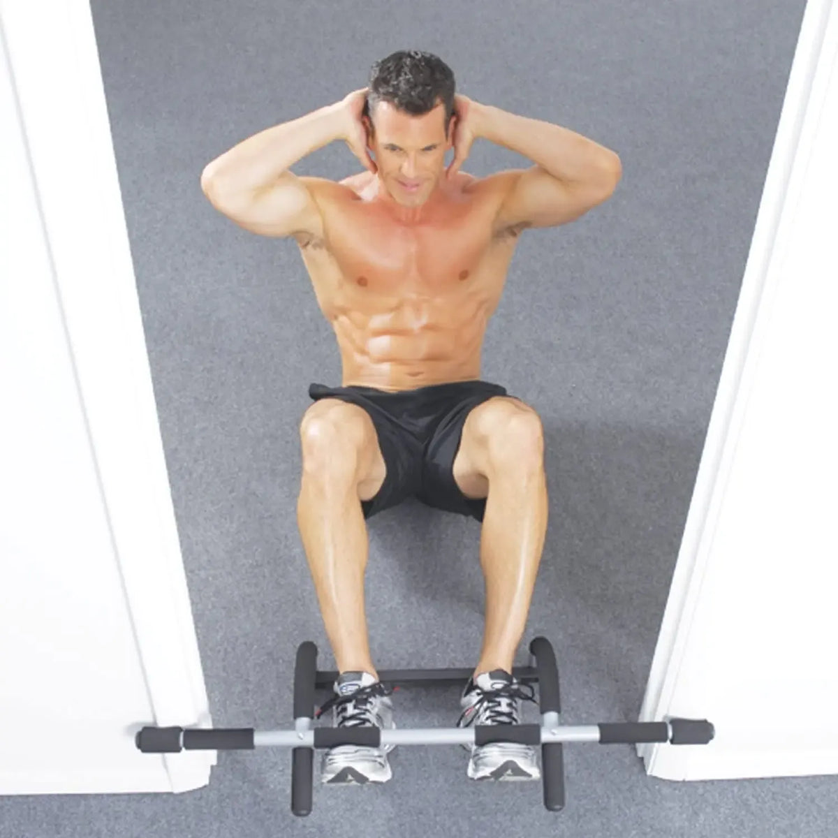 Daugiafunkcis IRON GYM treniruoklis namų sporto treniruotėms, su skersinėmis rankenomis ir treniruoklių priedais