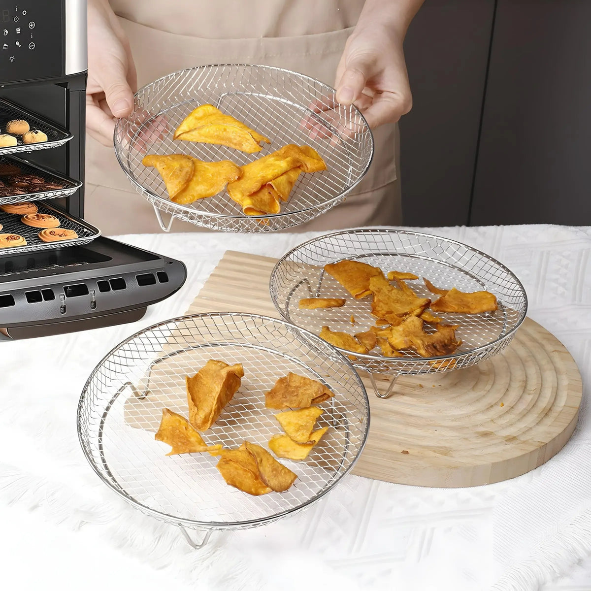 Tvirtas plieninis stovas gruzdintuvei Air Fryer su trimis lentynėlėmis, patogus ir stabilus virtuvės priedas.