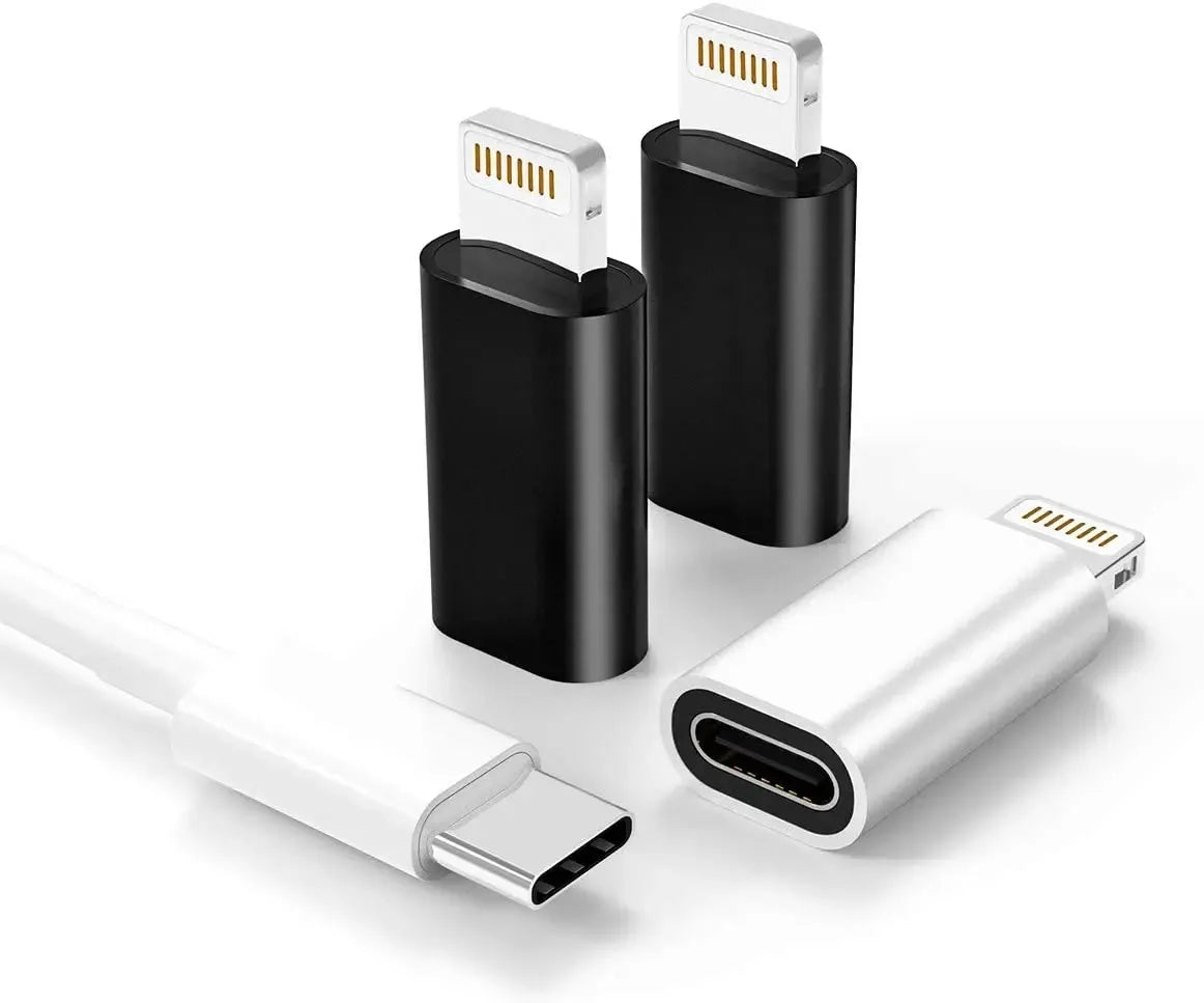 USB-C į Lightning adapteris, skirtas greitam įrenginių sujungimui, matomas iš arti su juodos spalvos dizainu