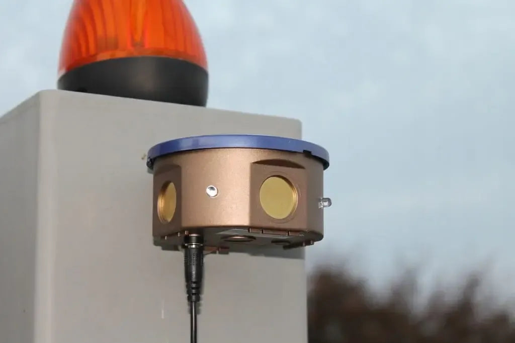 Ultragarsinis kiaunių ir graužikų baidytuvas B360LED su 3 garsiakalbiais ir LED blyksniais, efektyvus gyvūnų atbaidymo prietaisas.