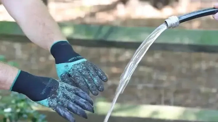 Universalios sodo pirštinės Garden Genie su nagais, patogios ir atsparios darbui su dirvožemiu ir augalais.