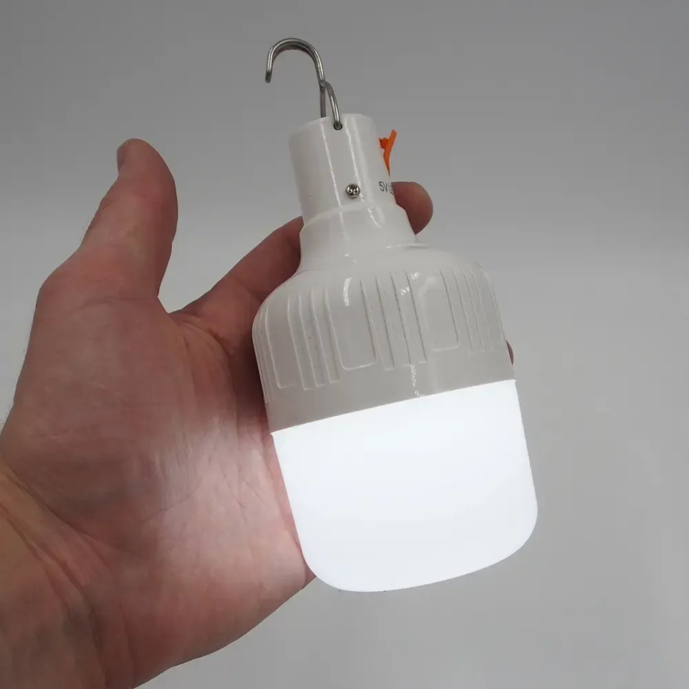 Universalus LED šviestuvas, nešiojama įkraunama lempa kempingui, su ryškiu apšvietimu ir patogiu rankena.