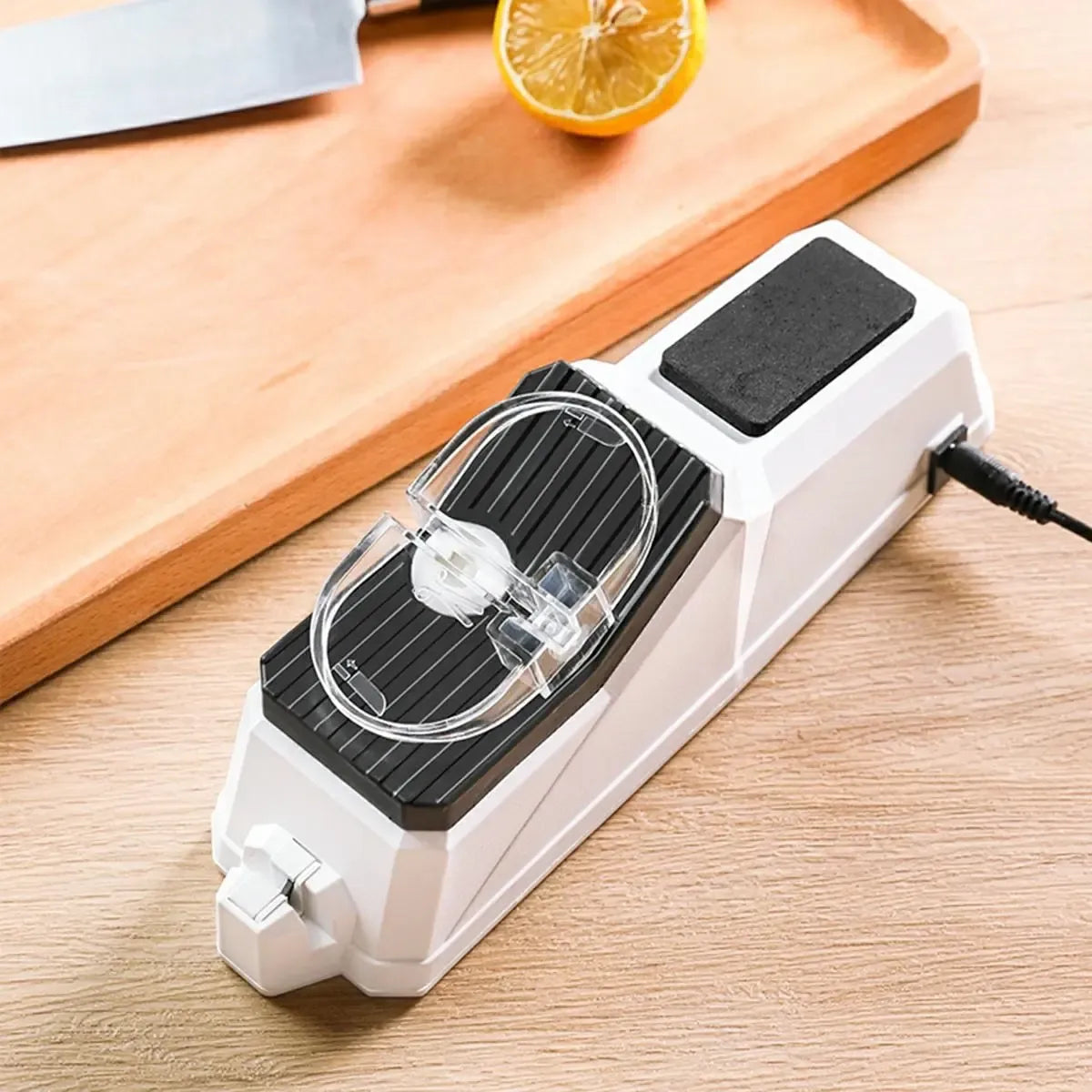 USB elektrinis peilių galąstuvas su kompaktišku dizainu ir tvirtomis akmenimis, skirtas aštrių peilių aštrinimui.
