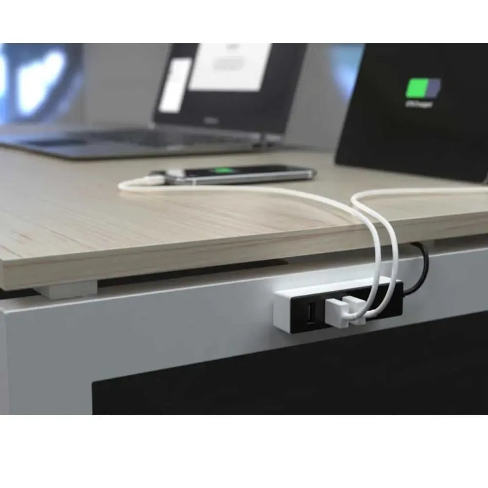 USB šakotuvas su 3 USB A jungtimis telefonams ir planšetėms, skirtas tik įkrovimui, matomas su keliais kabeliais ir jungtimis