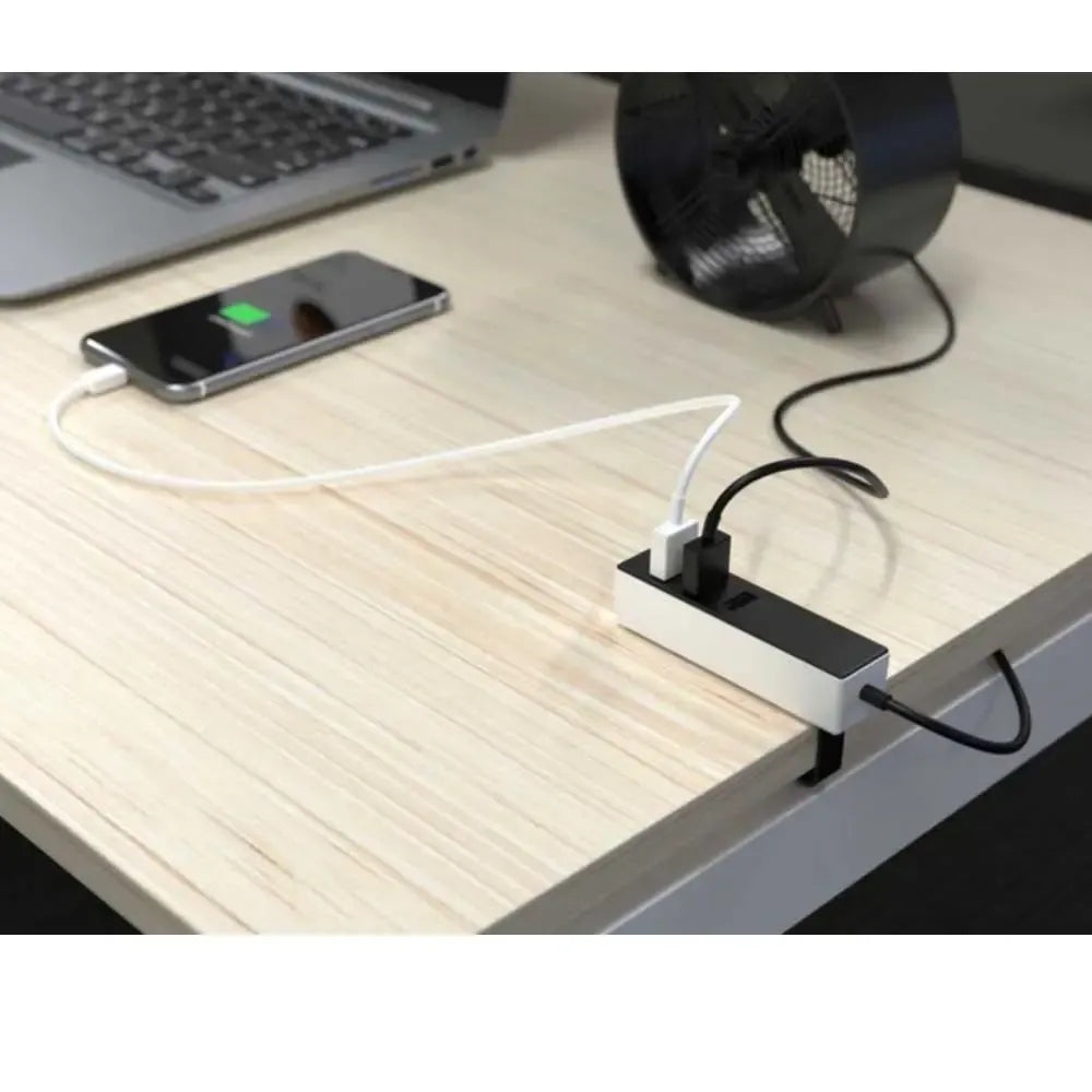 USB šakotuvas su 3 USB A jungtimis telefonams ir planšetėms, skirtas tik krovimui, baltos spalvos, kompaktiškas dizainas.