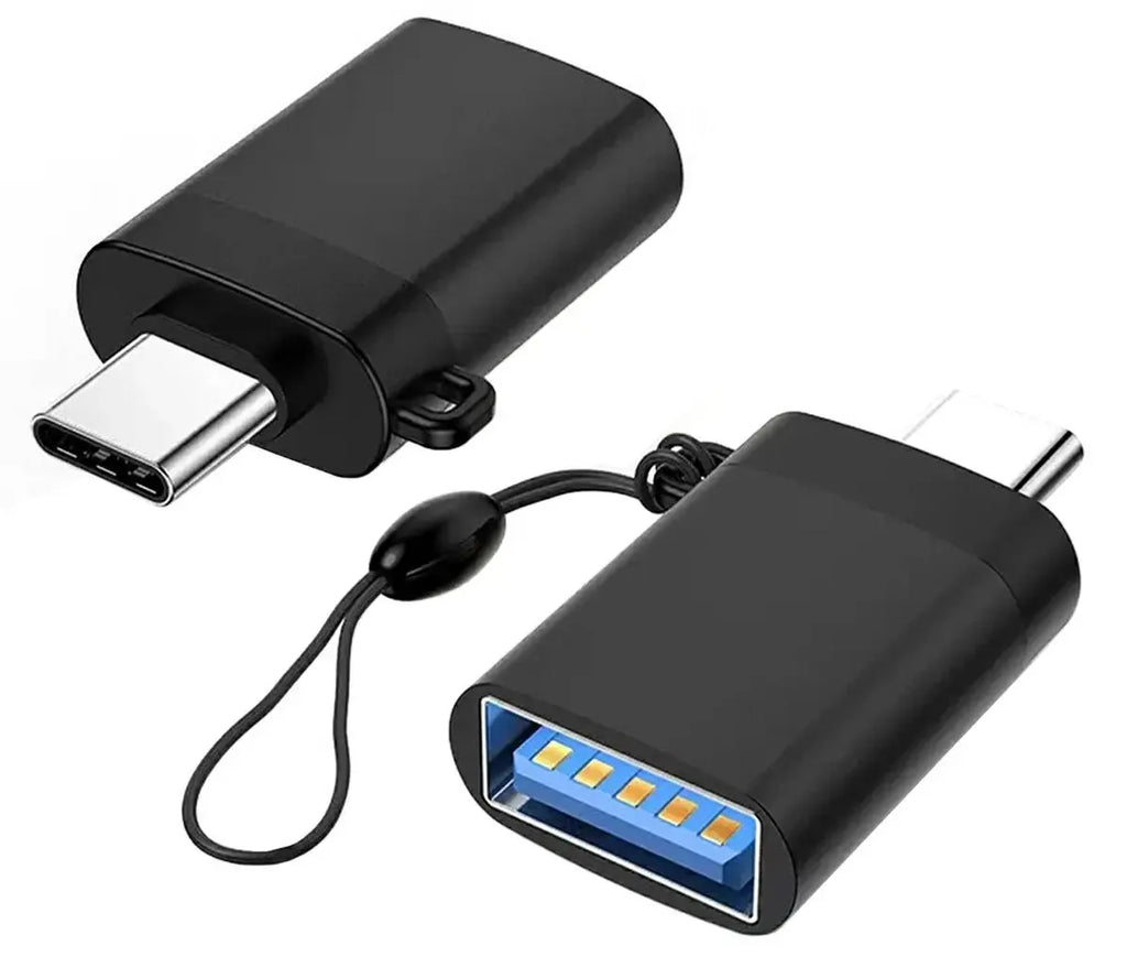 USB Type-C adapteris baltame fone, kompaktiškas priedas įrenginių jungčiai ir duomenų perdavimui