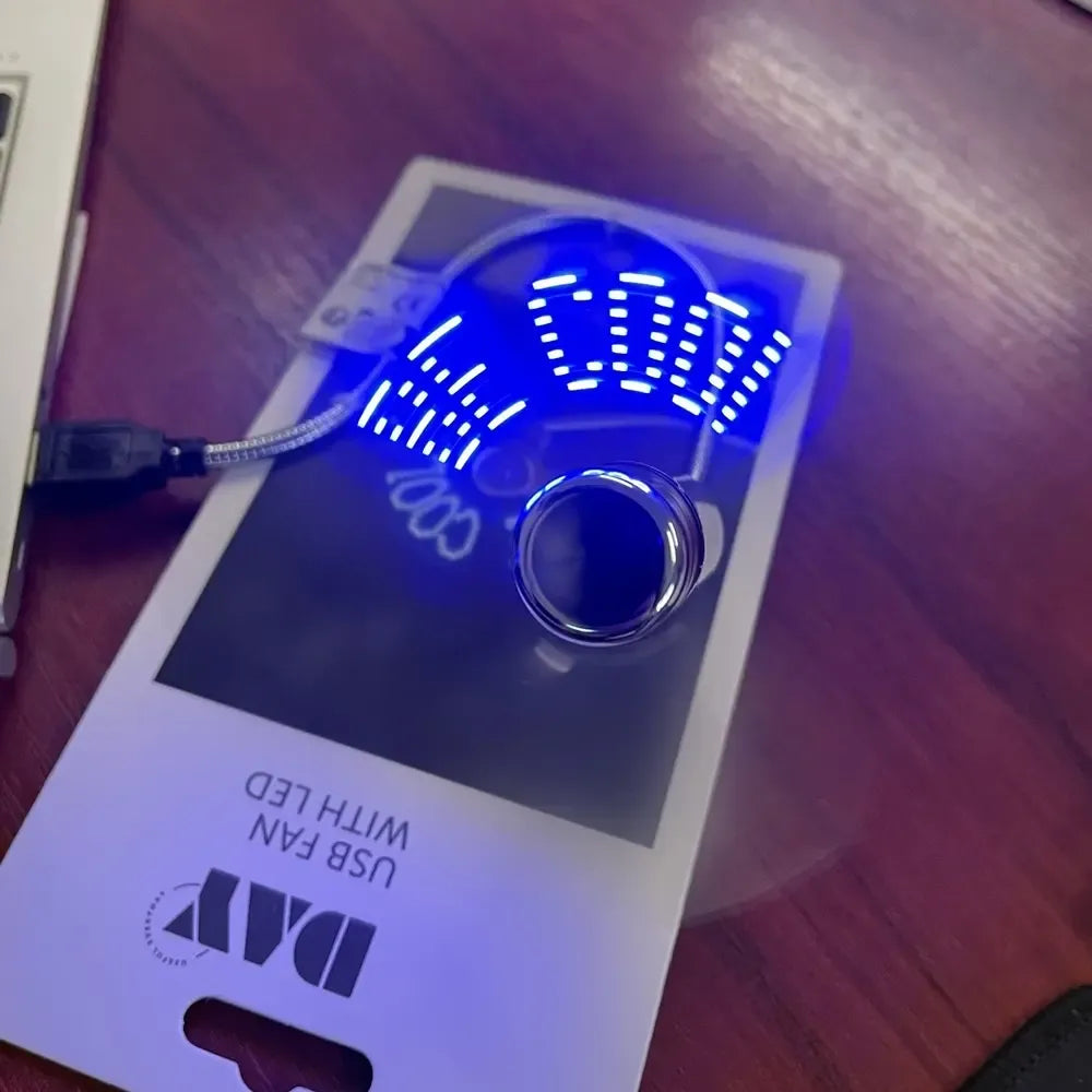 USB ventiliatorius su LED projekcija ir lankstu laikikliu, kompaktiškas ir patogus naudoti namuose ar biure.