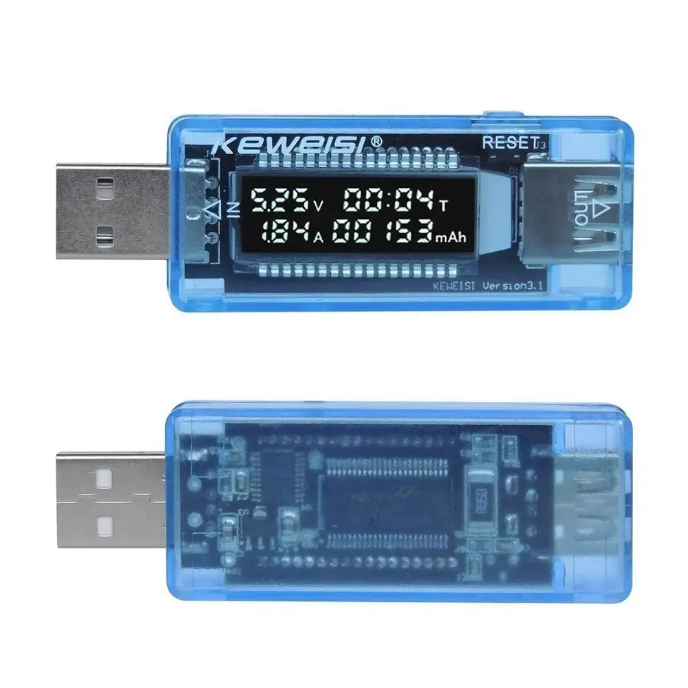 USB testeris TR1487 įtampos ir srovės matuoklis, rodo skaitmeninius įtampos ir srovės rodmenis ant ekranų.