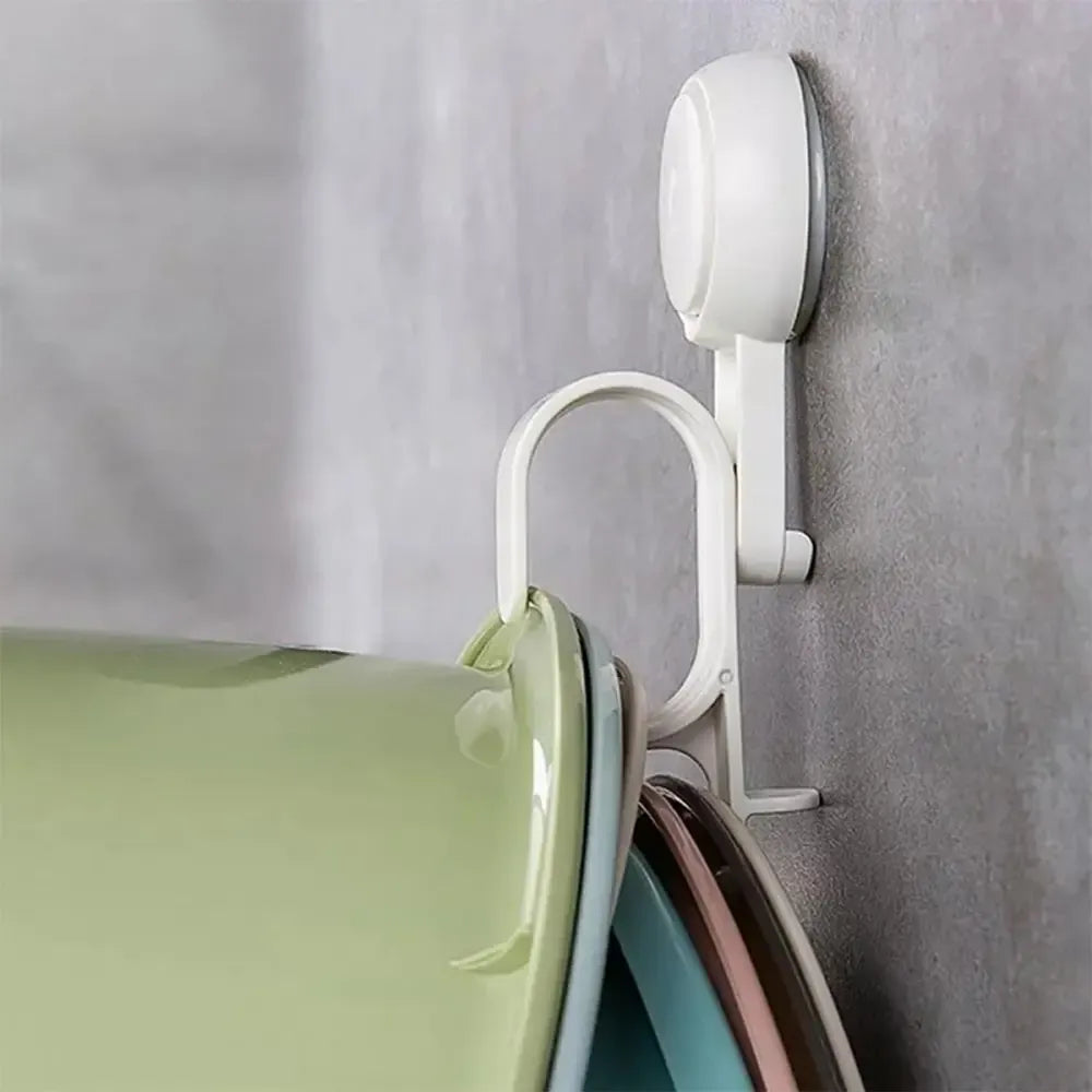 Vakuuminis siurbtukas su pakaba, skirta tvirtai kabinti daiktus, juodas su ergonominiu rankenos dizainu.