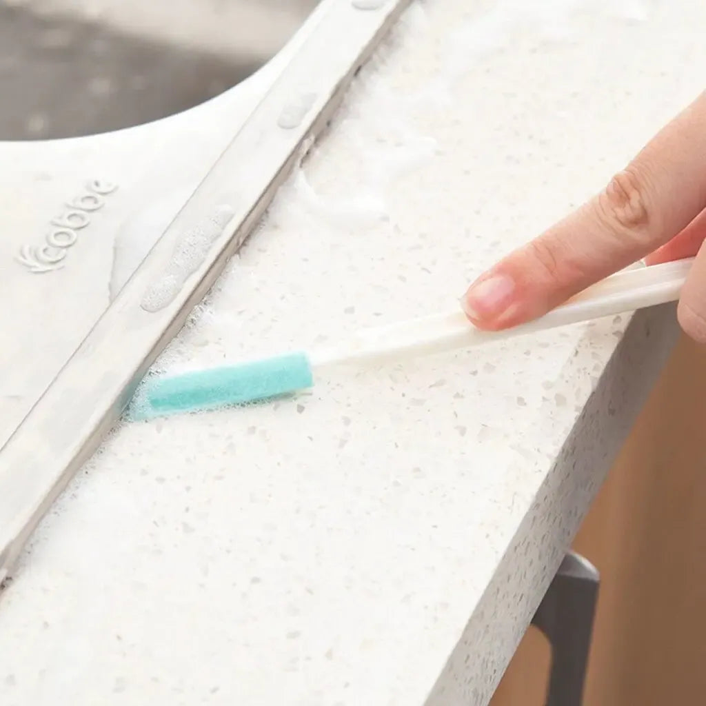 Trijų valymo šepetėlių rinkinys su plastikomis rankenomis, įvairių dydžių namų ir virtuvės valymui.