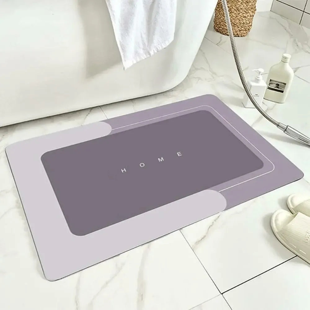 Pilkas 40x60 cm vonios kilimėlis, minkštas ir patvarus, su neslystančiu pagrindu, skirta vonios kambariui.