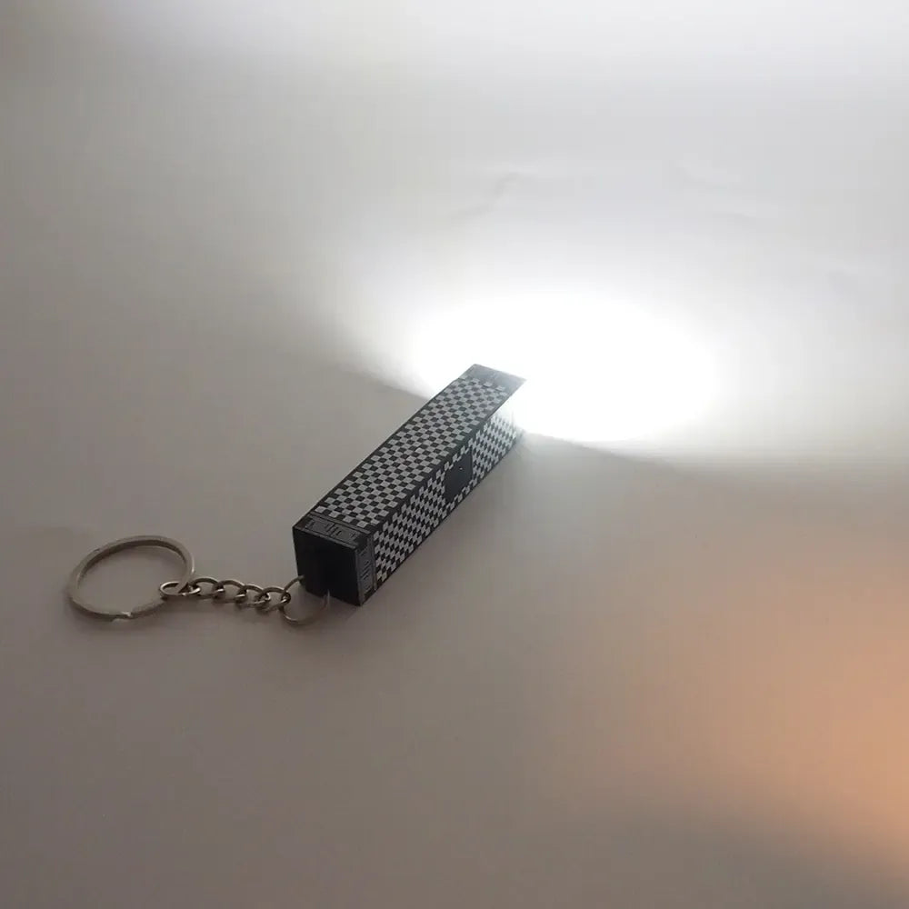 Daugiafunkcis LED žibintuvėlis su lazeriu ir pakabuku, kompaktiškas ir patogus naudoti lauko darbams ar stovyklavimui.